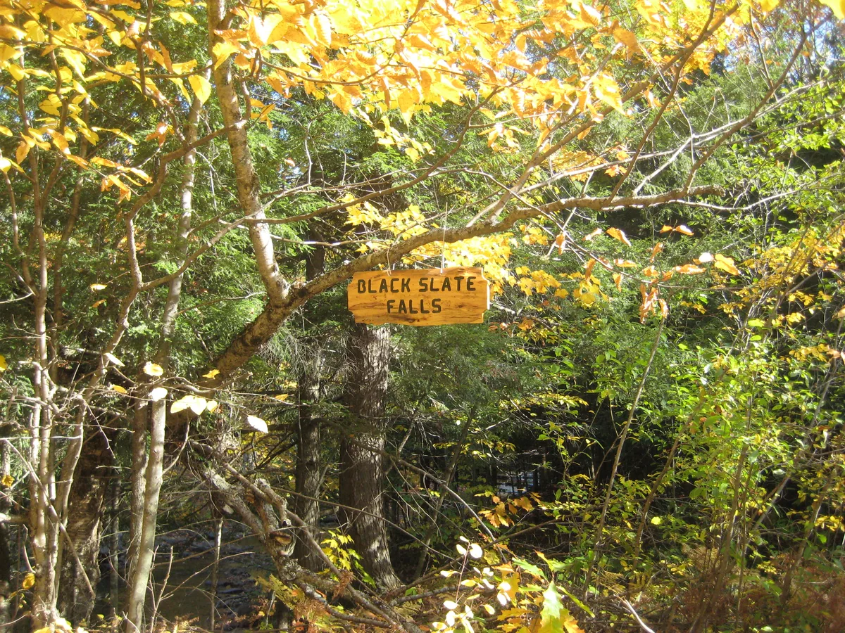 Small sign for the falls