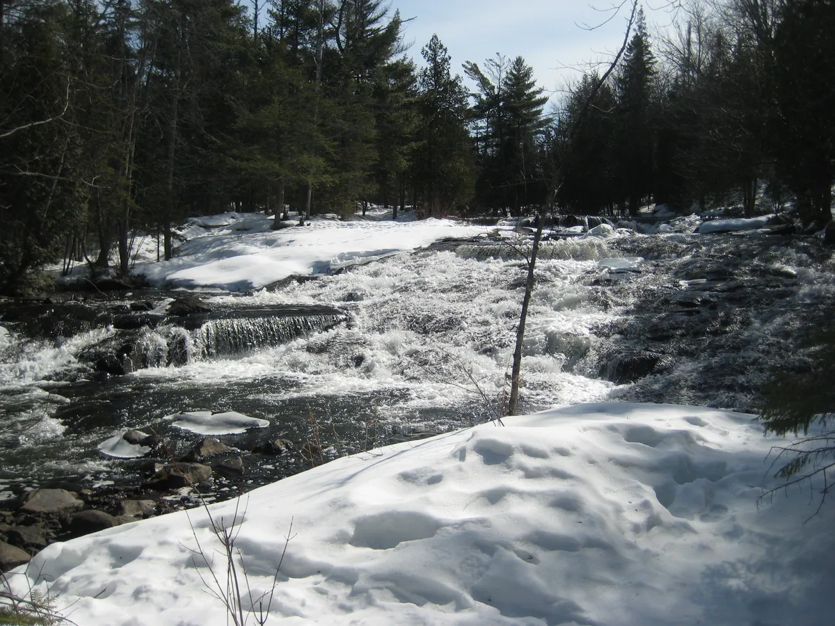 Foaming cascade under frosty air