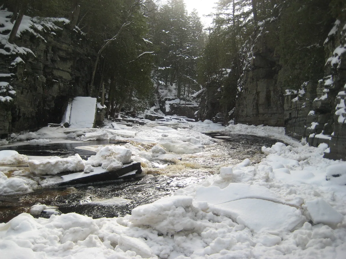 Ice shelf cluttering up the gorge