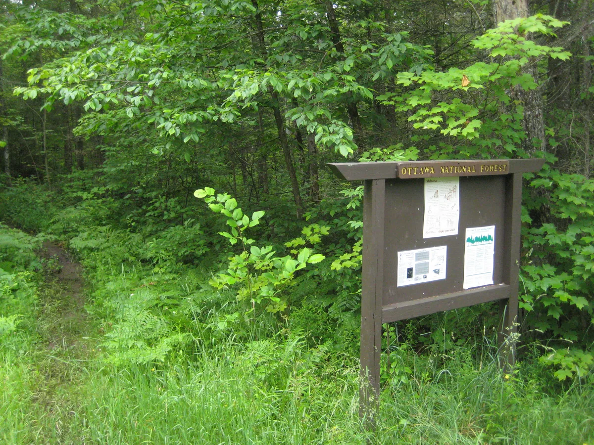 Sign at the green-green trailhead