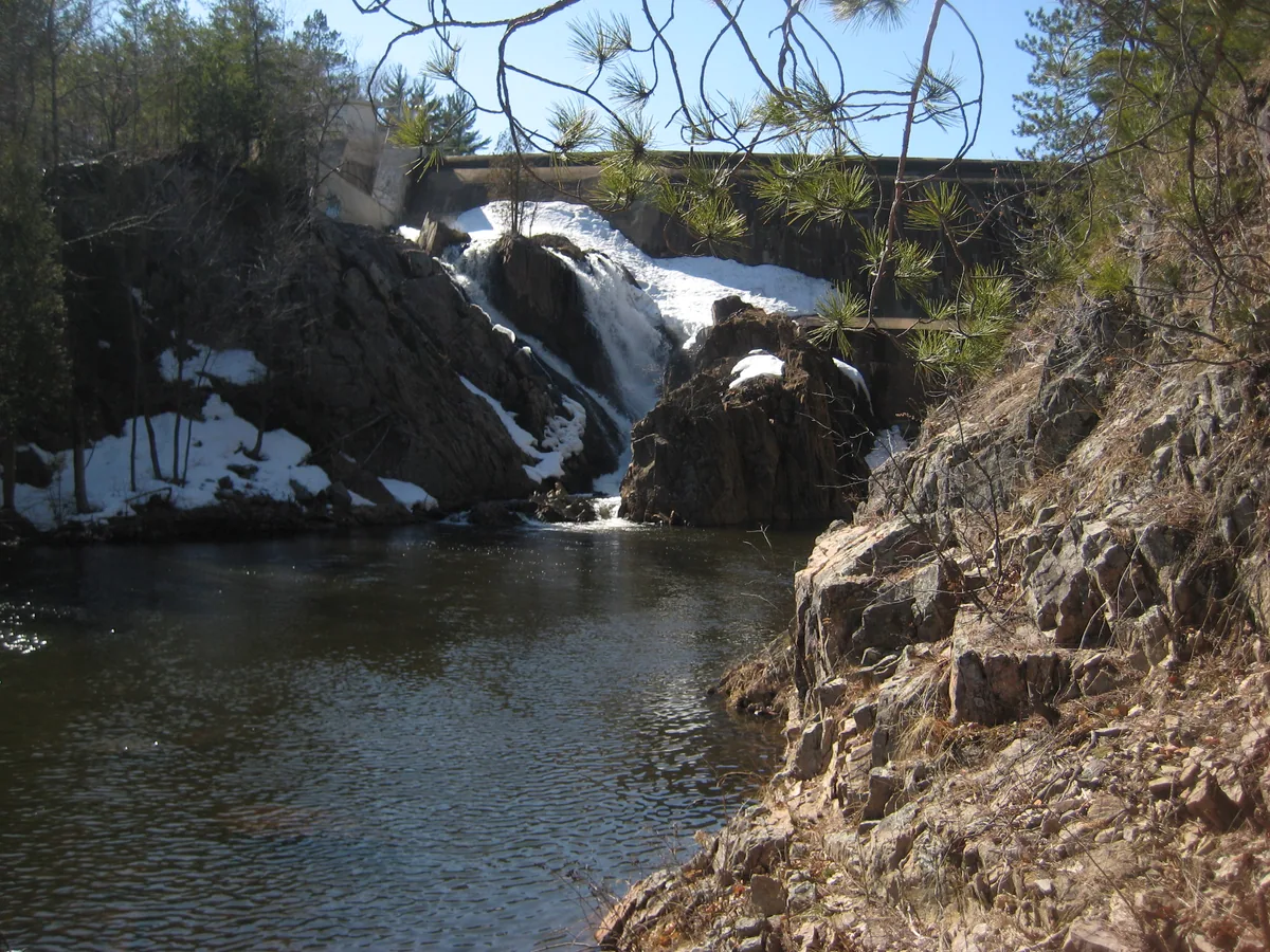 Snowy rocks around the falls