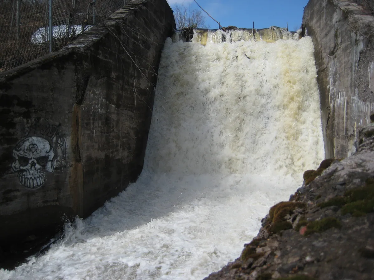 Foamy chute emptying the dam