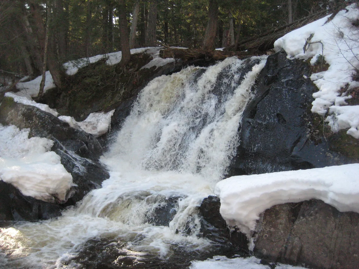 Flowing curtain of water over the rocks