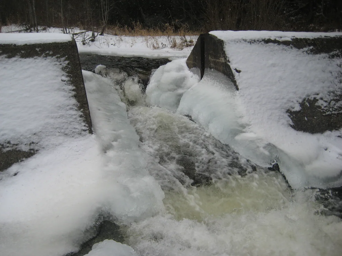 Ice clogging up the dam
