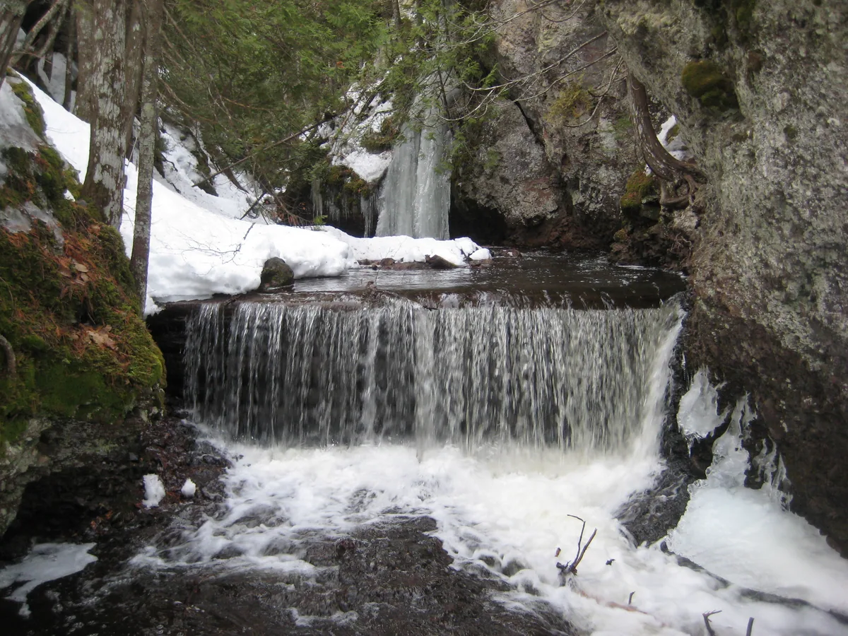 An even curtain over the dam