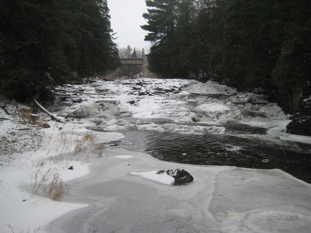 Plunging drops around icy rocks
