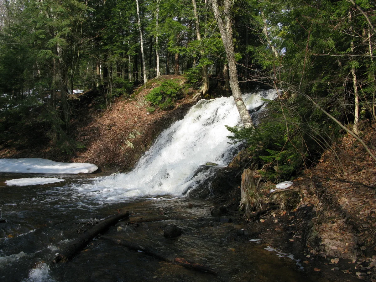 Sideways view at Morgan Falls