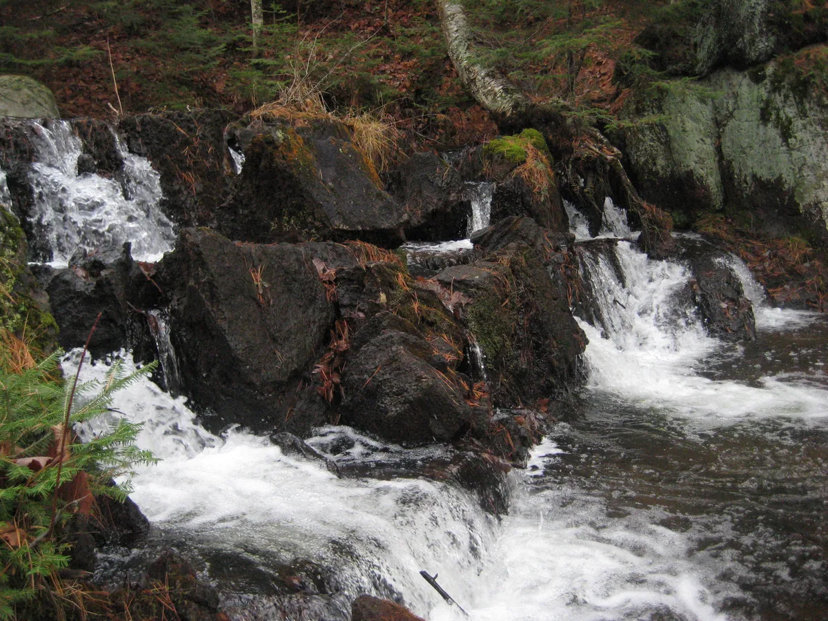 Looking across the stained rocks