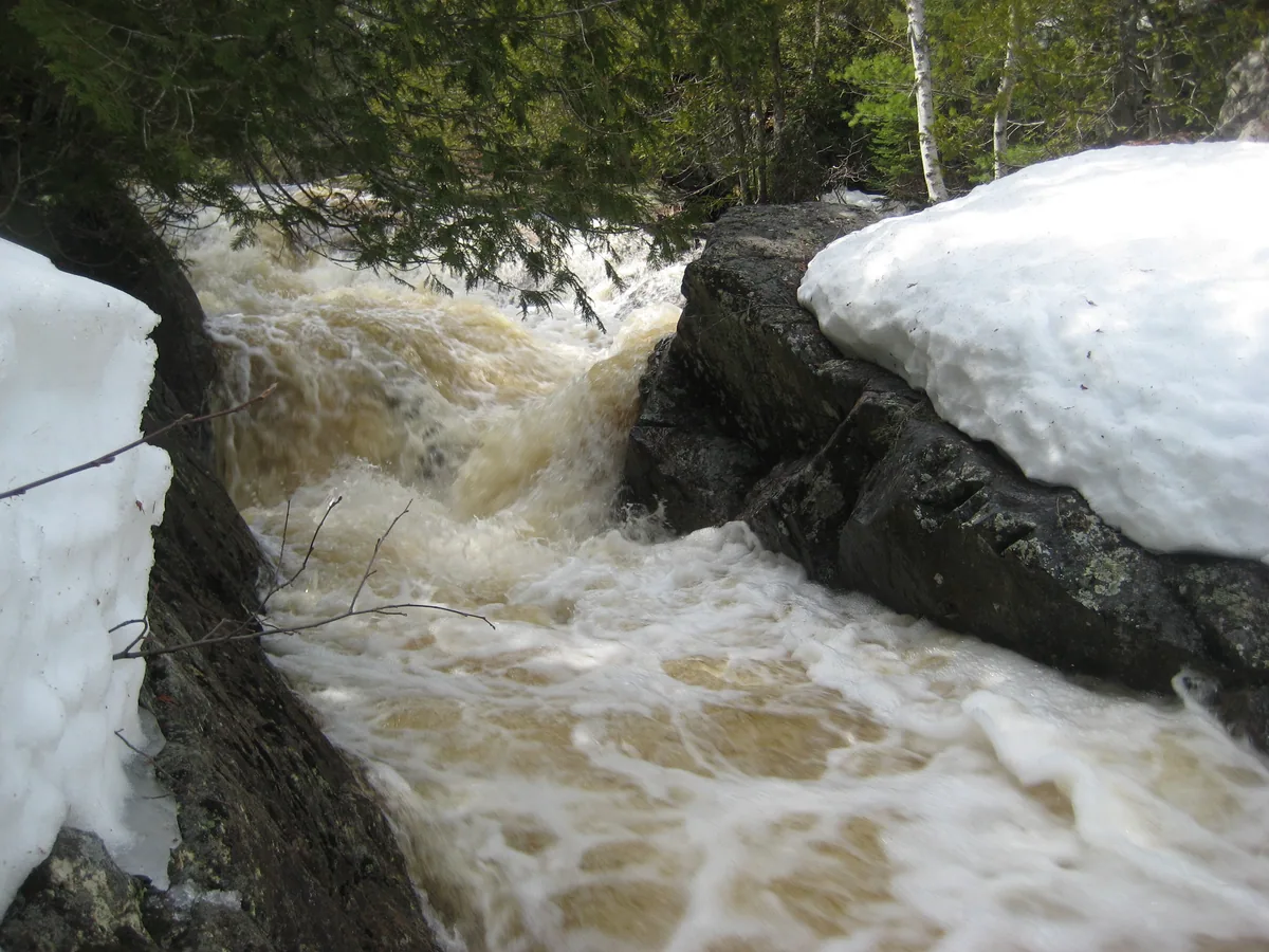 Overfull gushing chute