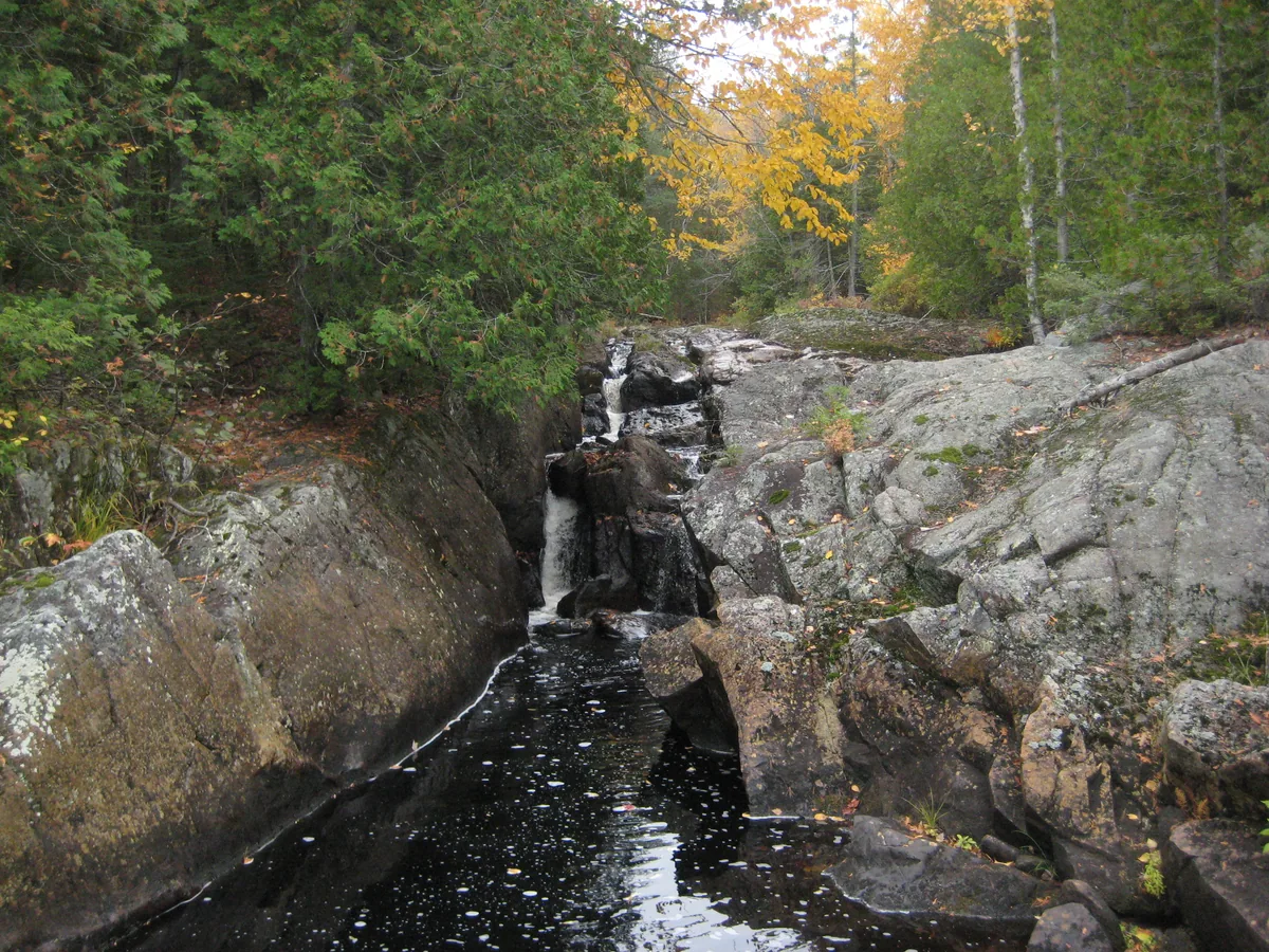 Stacked narrow chutes