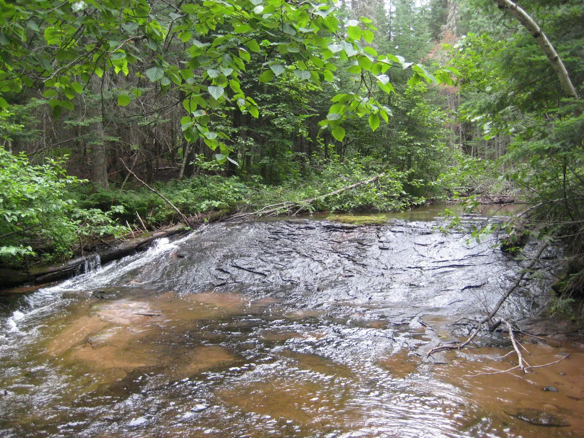 An even, sliding waterfall