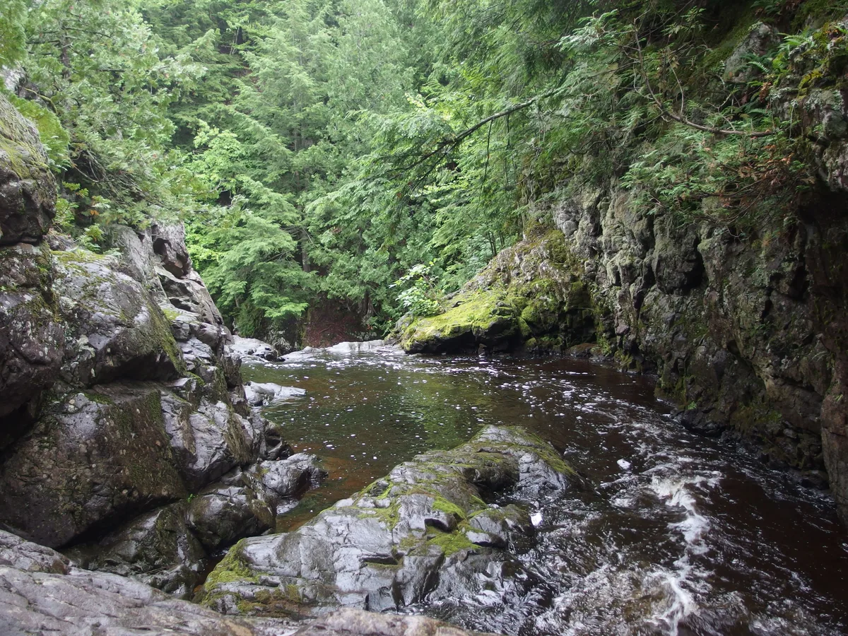 Looking back at the pool between the drops