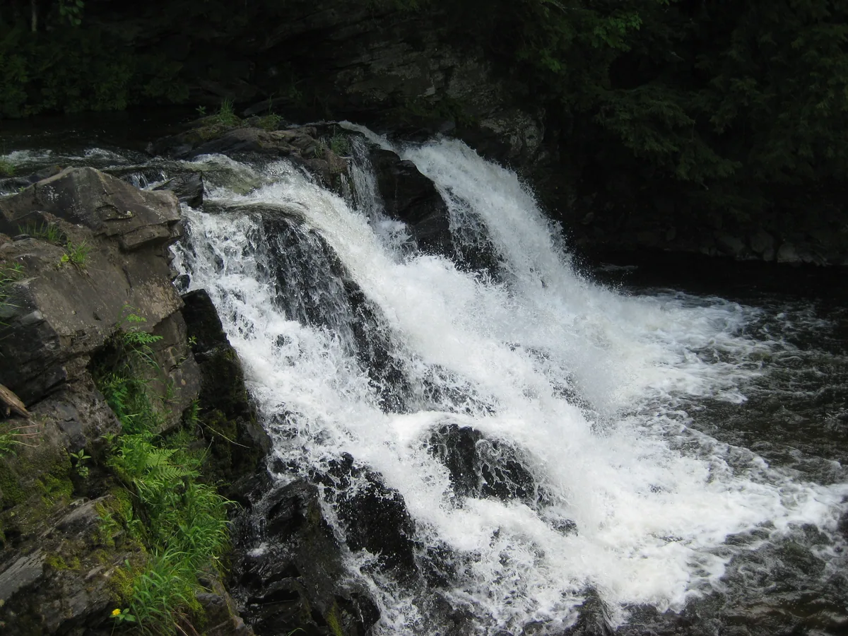 Looking along the crest of the falls