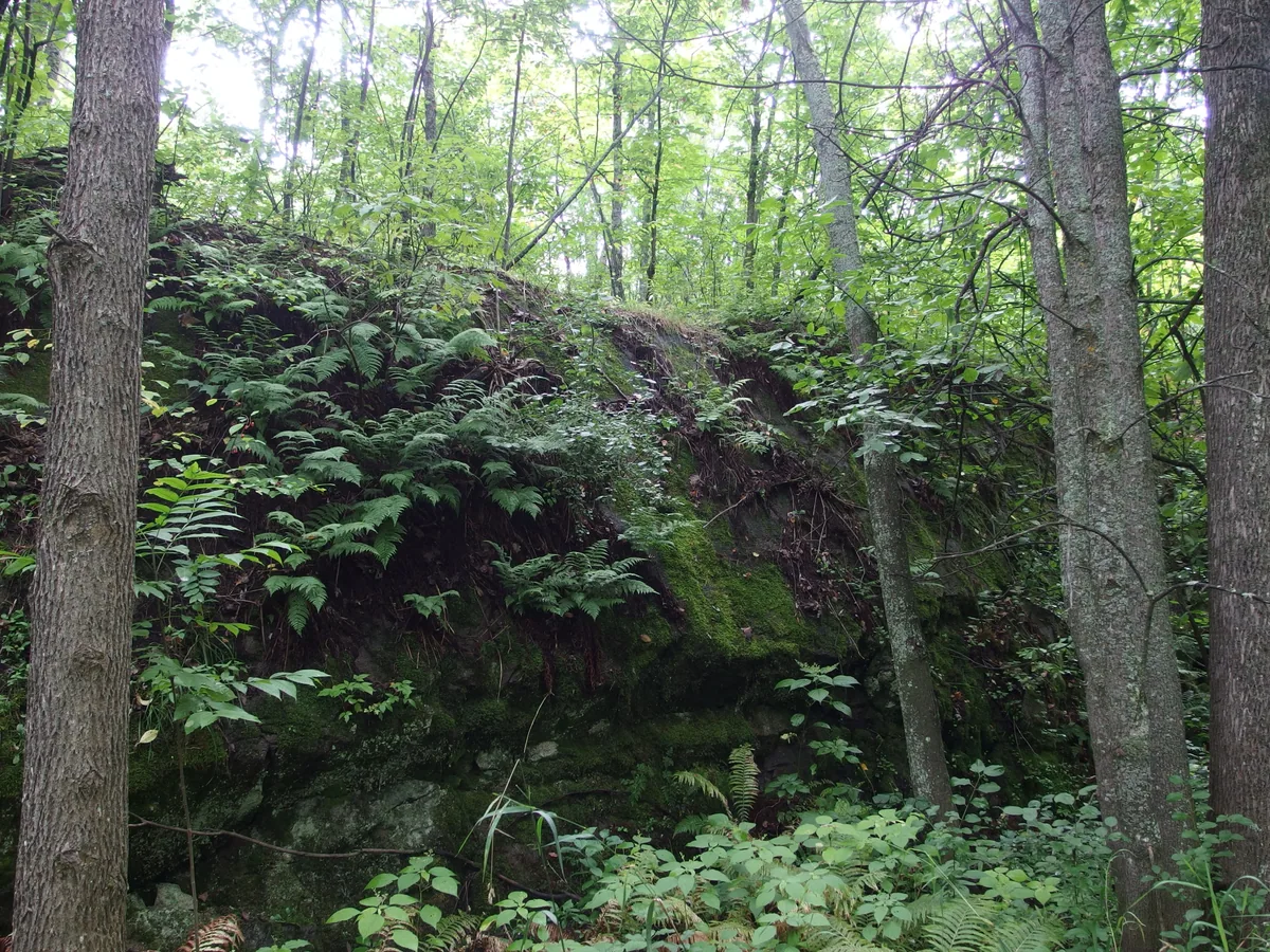 Sold rock stretching to each side