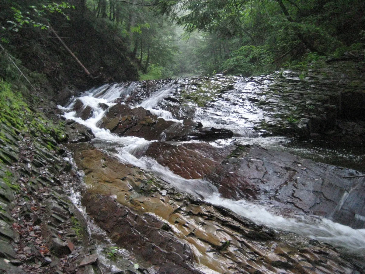 A long sideways drop along the rock formations