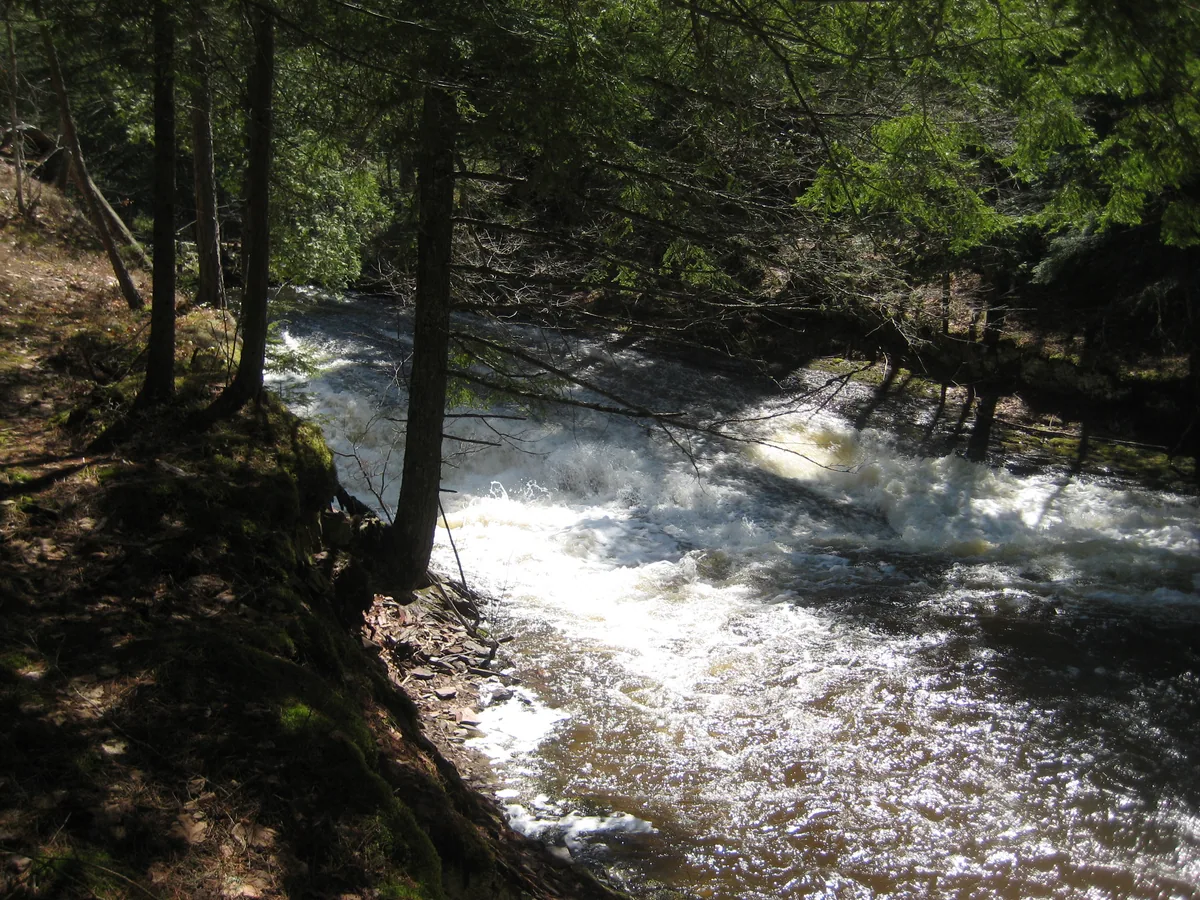 An overflowing dash of water down the rocks