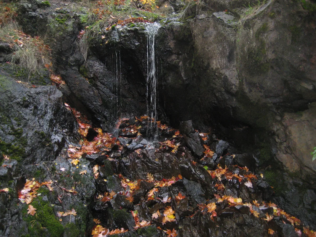 Trickling drop over the shattered rock