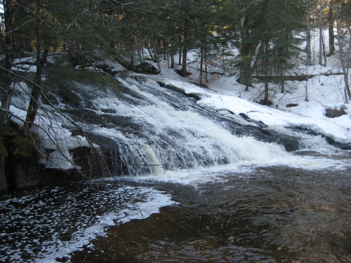 Side view of the snow and falls
