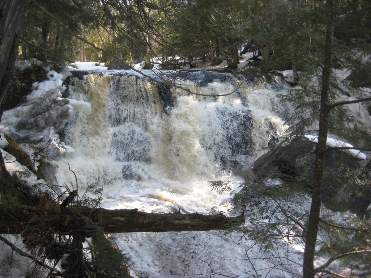 Full curtain of water over the falls