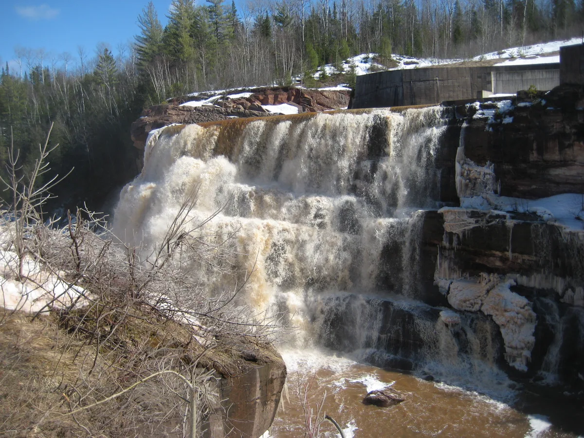 Side view of Victoria Dam Falls