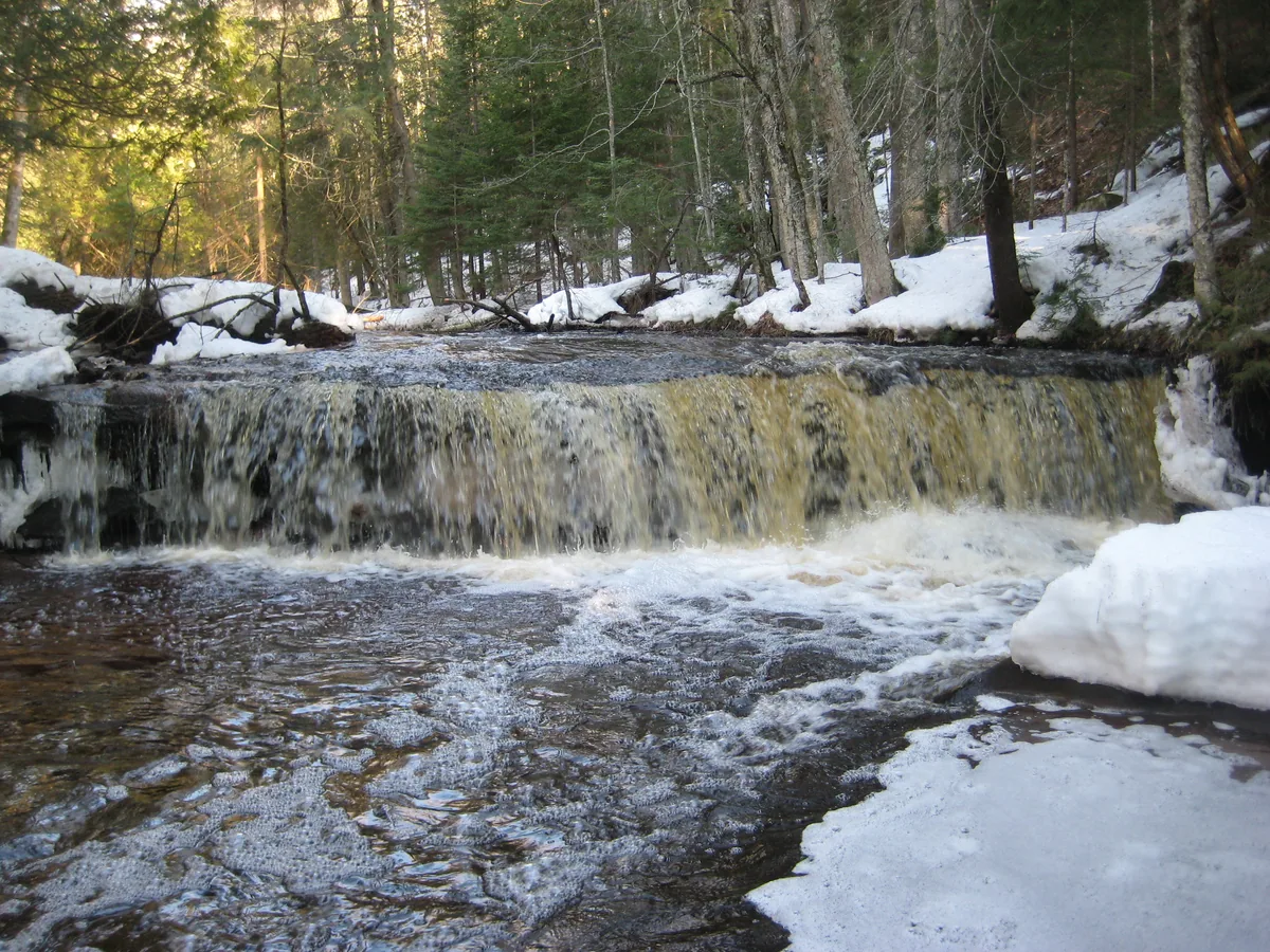 Even ledge of stained melt water