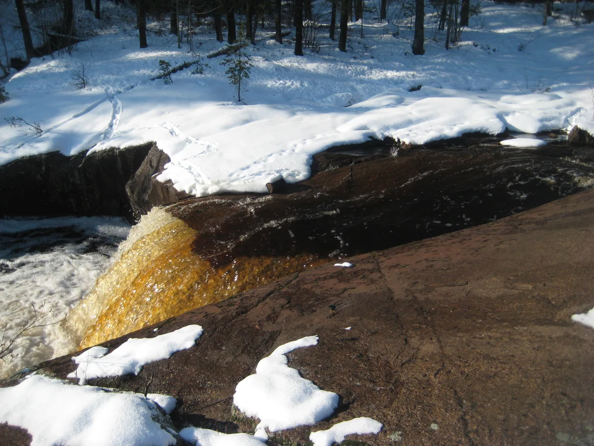 Looking along the crest of the falls