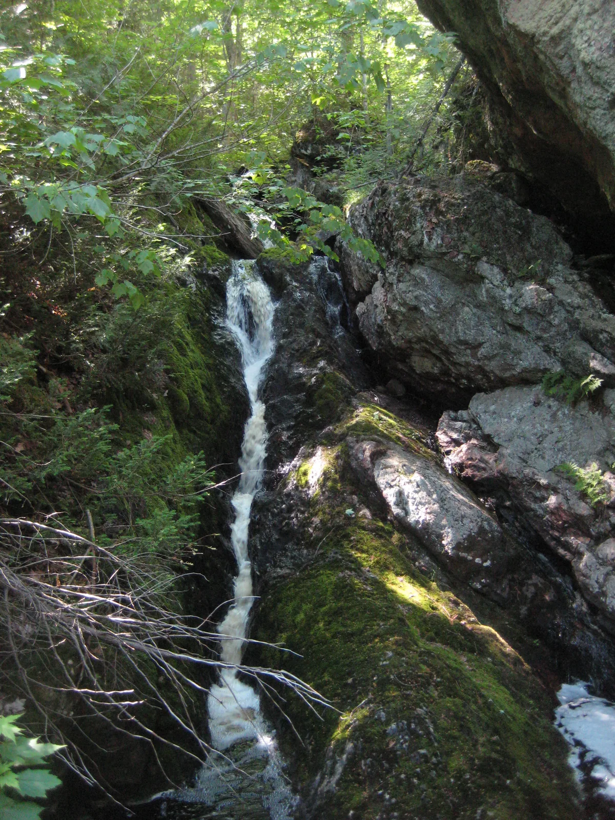 Narrow thread of water